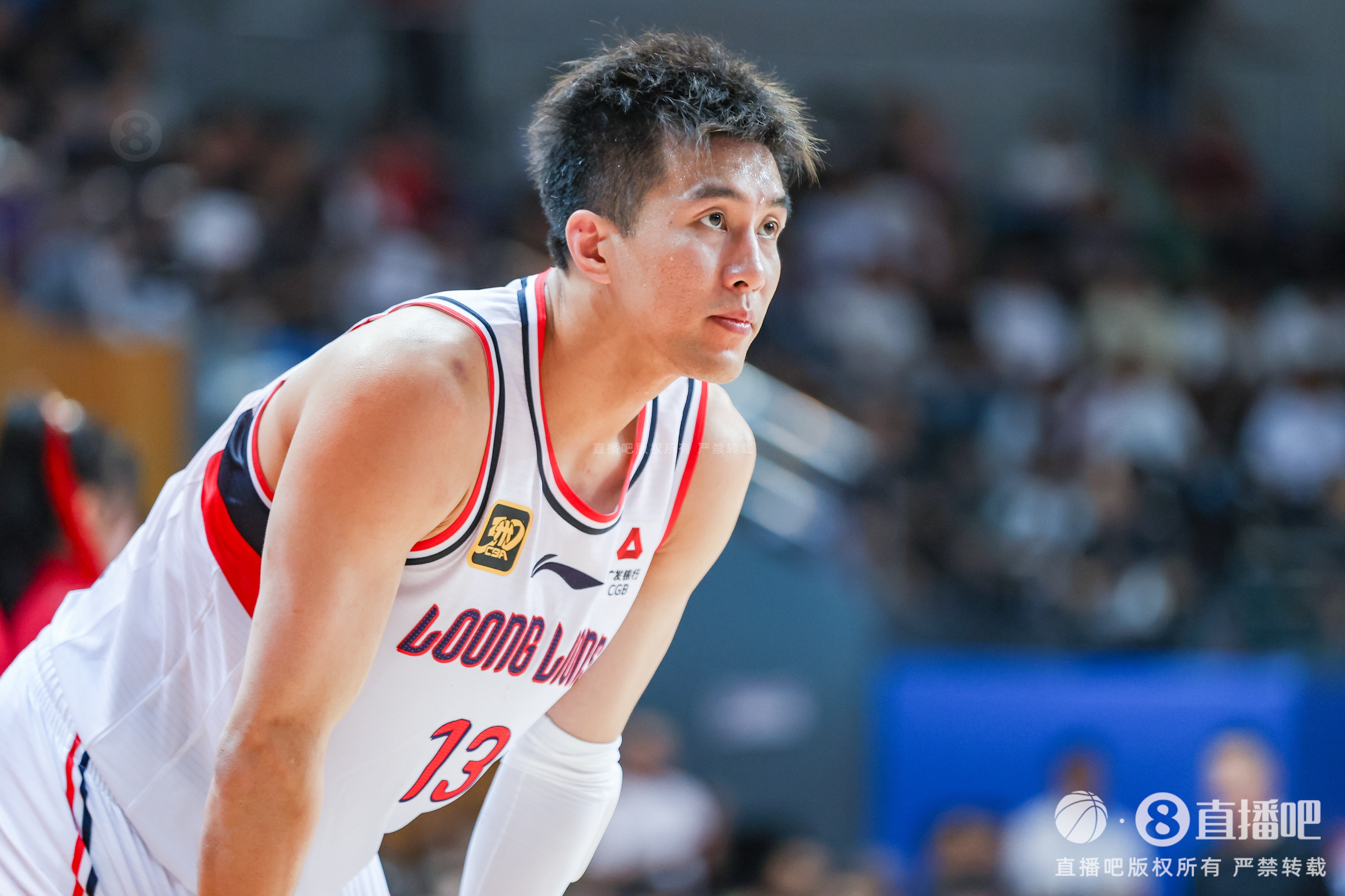 开云电子-媒体人：突破中膝盖一软多为交叉韧带撕裂 盼郭艾伦只是虚惊一场