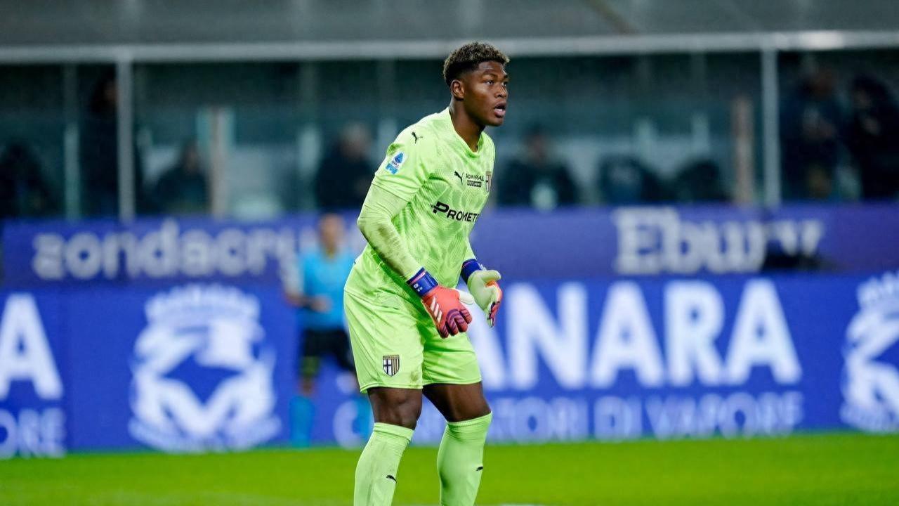 开云电子-23岁日本国门获英超豪门青睐？媒体称“已展开行动”